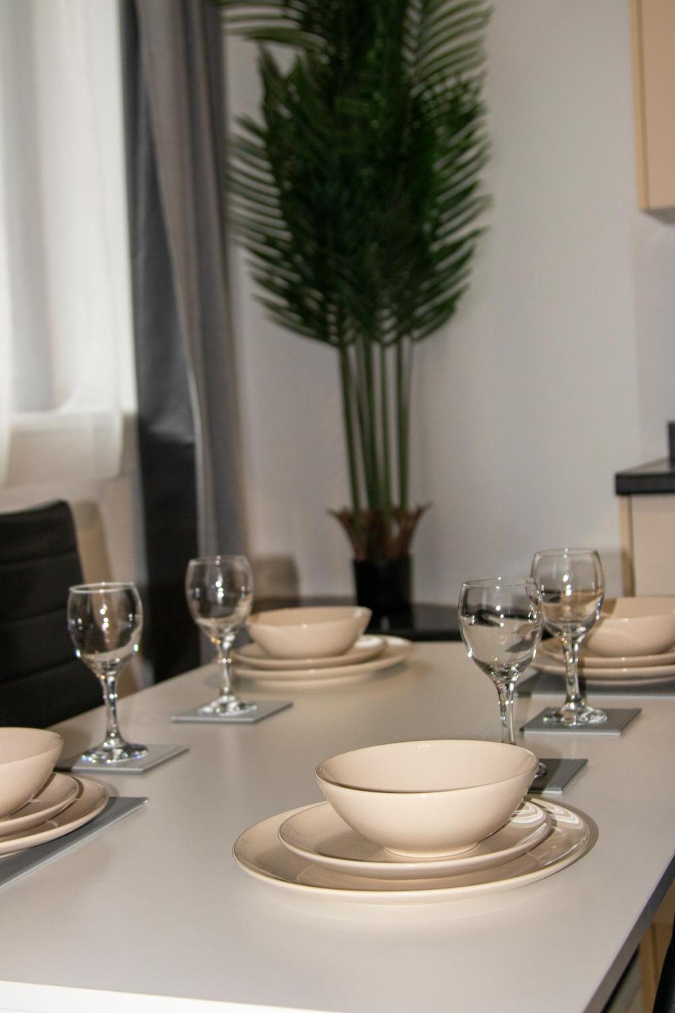 Ideal For Groups - 2 Bedroom Apartment - Free Parking, Transit Links, Close To Stadiums Manchester Eksteriør bilde